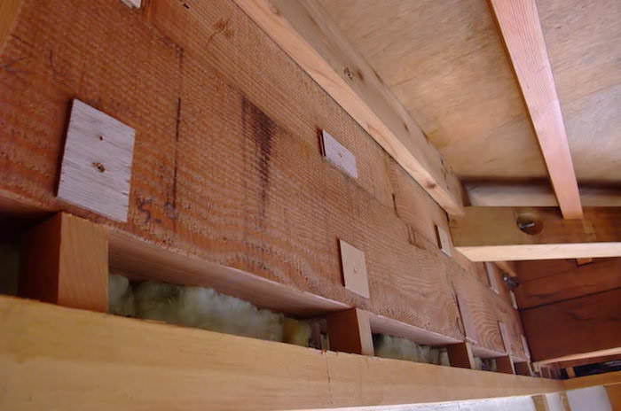 天井解体後の壁作り。歪んだ梁には薄ベニヤで不陸の調整してから壁を張る