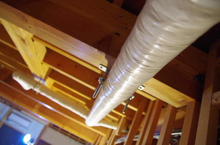 天井解体で出てきた配管の見栄えを配管保護テープで整える