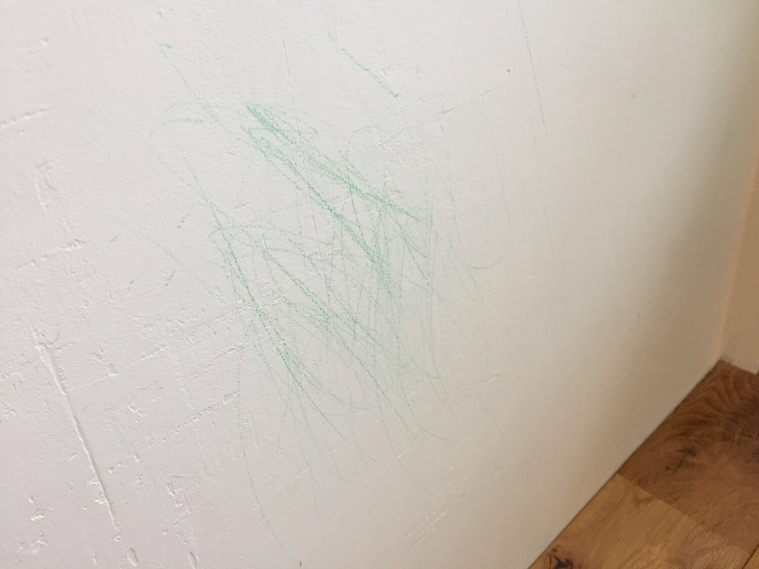 壁が汚れてもペンキ塗装仕上げならdiyで簡単補修 子供がクレヨンで落書きしたので塗り直しました 99 Diy Diyブログ