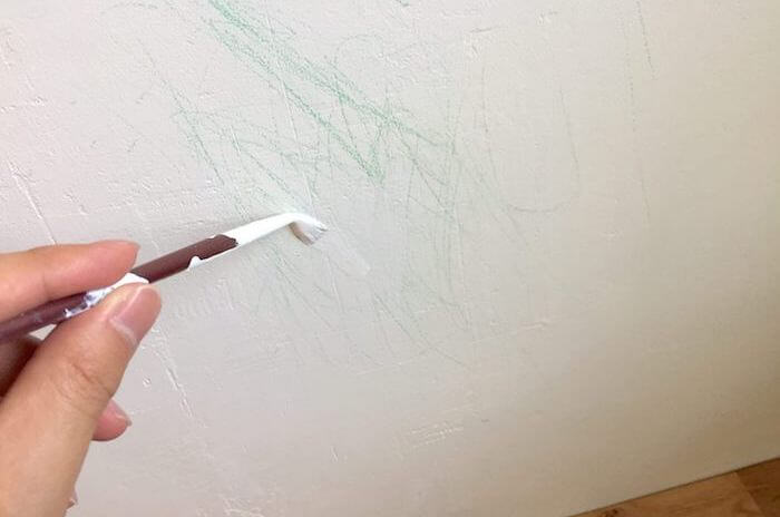 壁が汚れてもペンキ塗装仕上げならDIYで簡単補修！子供がクレヨンで落書きしたので塗り直しました