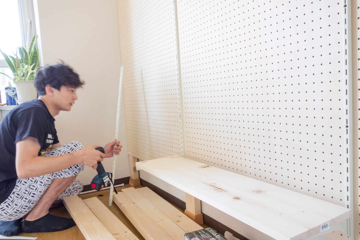 【賃貸DIY】ディアウォールを使った有孔ボードの壁と棚柱を使った棚の作り方 99 DIY DIYブログ
