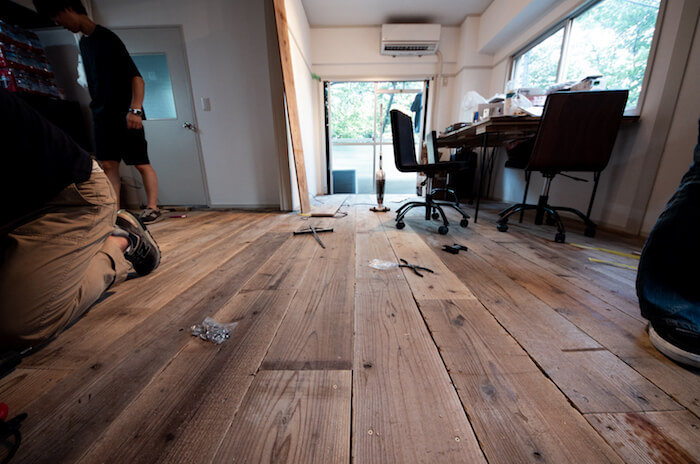 【賃貸DIY】マンションの床に傷を付けずに足場板を貼る