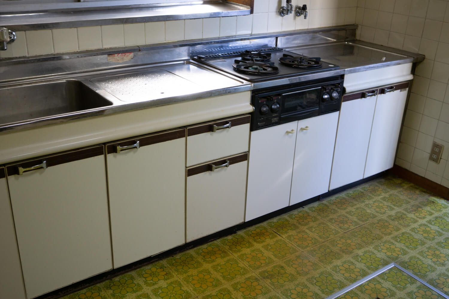 DIY】古いキッチンを劇的にリメイクする方法 | 99% DIY -DIYブログ-