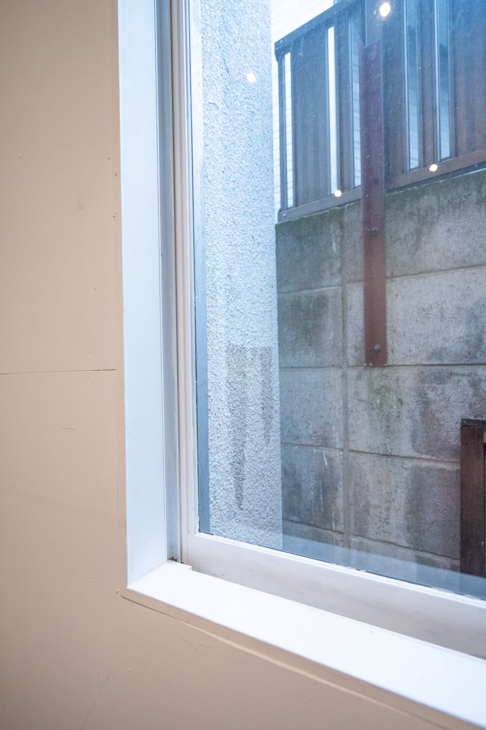 味気ない窓のアルミサッシをペンキで白く塗ってみた 99 Diy Diyブログ