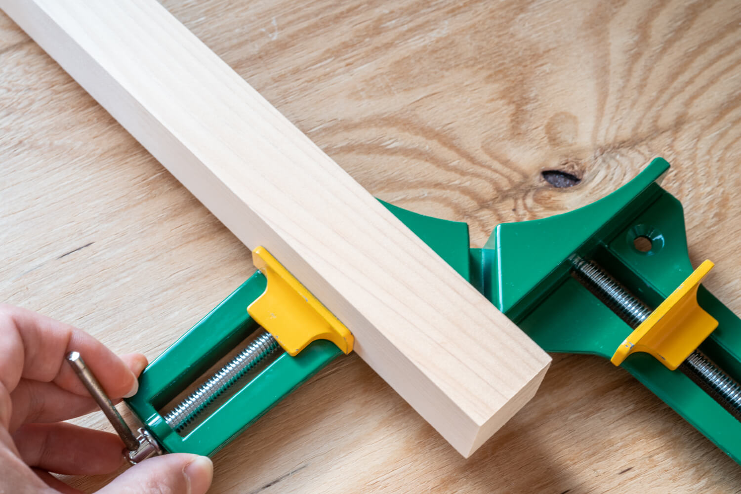 コーナークランプの使い方、木材の直角固定にDIYで便利なアイテム | 99% DIY -DIYブログ-