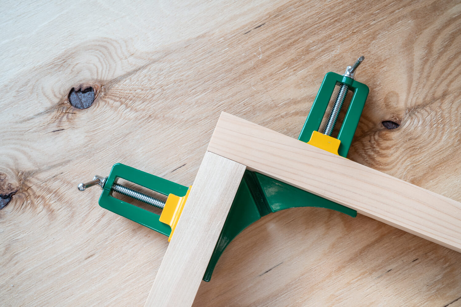 コーナークランプの使い方、木材の直角固定にDIYで便利なアイテム | 99% DIY -DIYブログ-