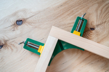 コーナークランプの使い方、木材の直角固定にDIYで便利なアイテム