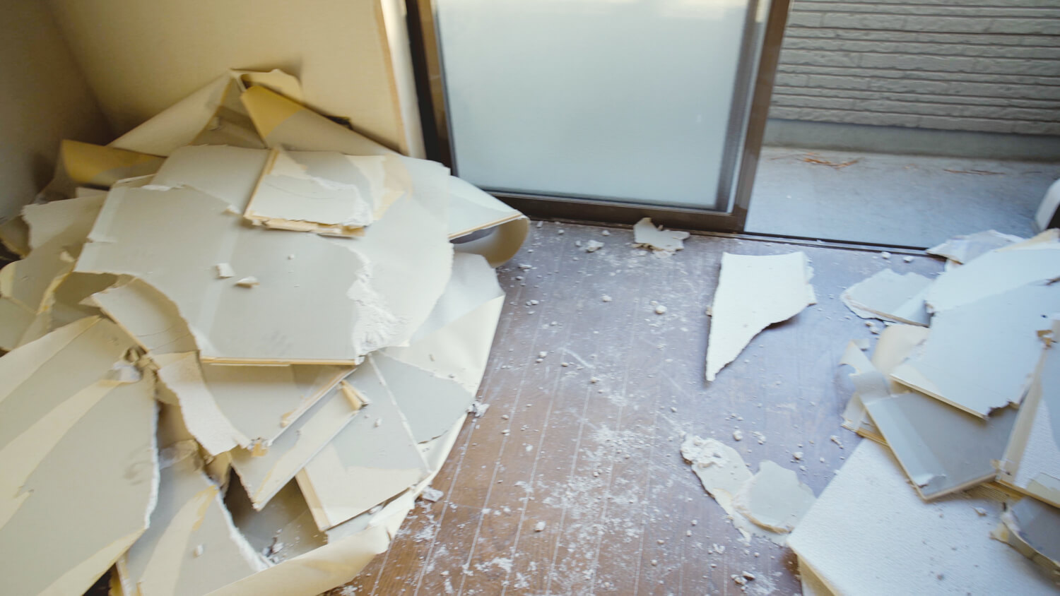 暑過ぎる部屋の天井を剥いで 天井裏に断熱材を入れる 99 Diy Diyブログ