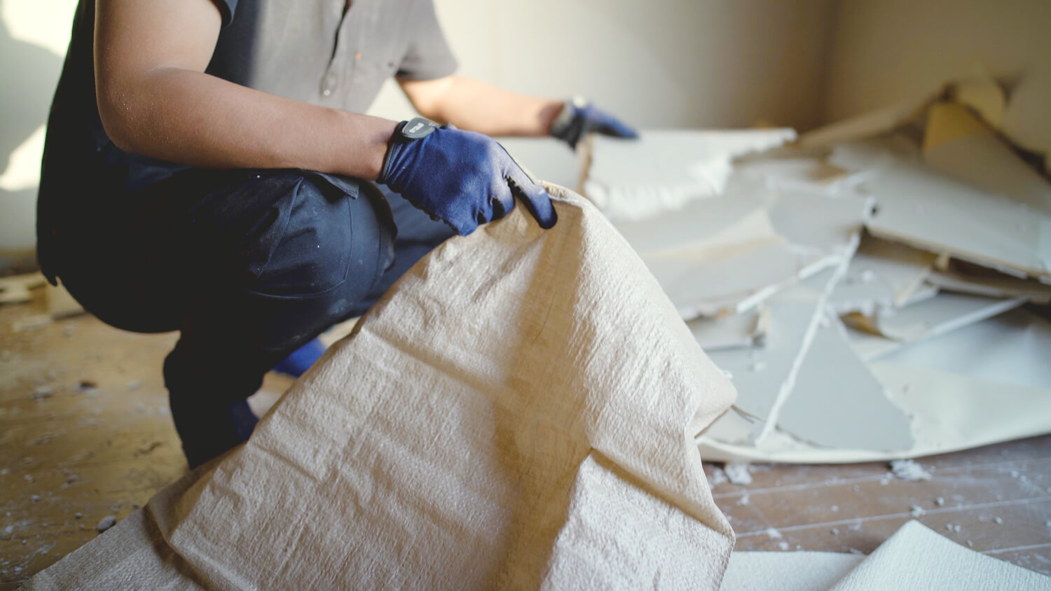 暑過ぎる部屋の天井を剥いで 天井裏に断熱材を入れる 99 Diy Diyブログ