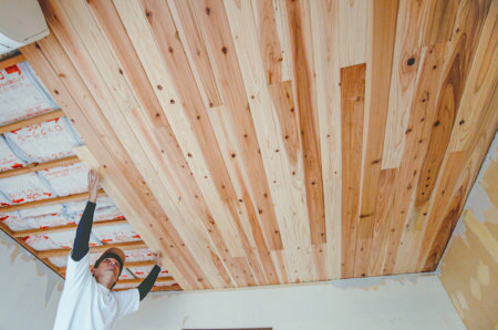 天井に羽目板をDIYで貼る方法。無垢の木の天井で落ち着いた雰囲気に仕立てたい