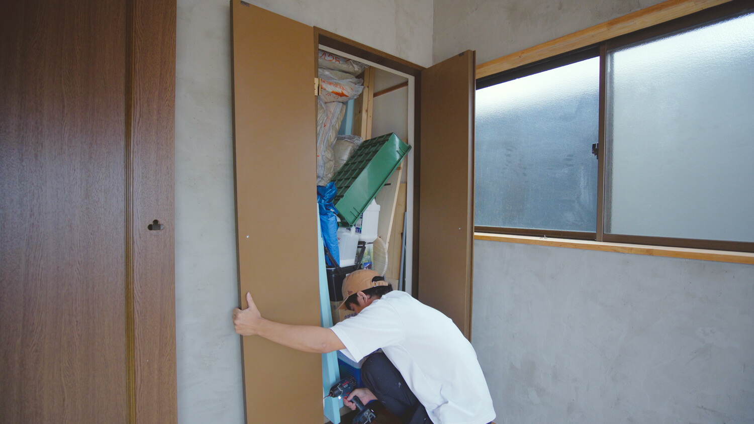 今あるドアにペンキを塗るだけで別物に 手軽にドアの色を変える 99 Diy Diyブログ