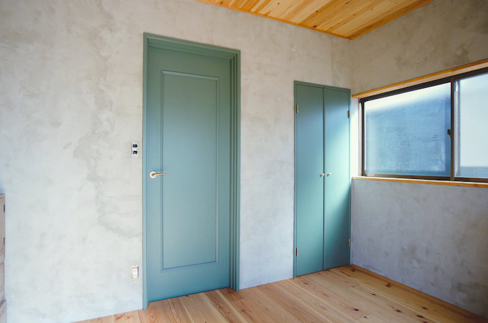 今あるドアにペンキを塗るだけで別物に！手軽にドアの色を変える