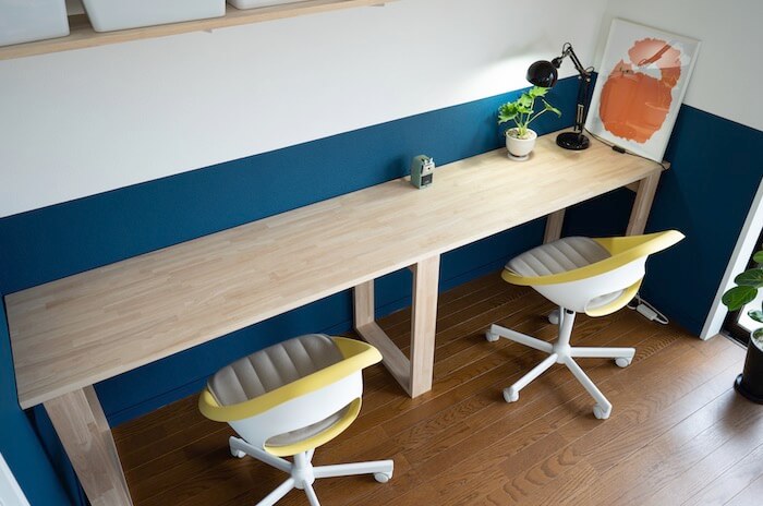 【デスクDIY】横長・壁幅いっぱいの2〜3人座れる机を子供部屋に作る